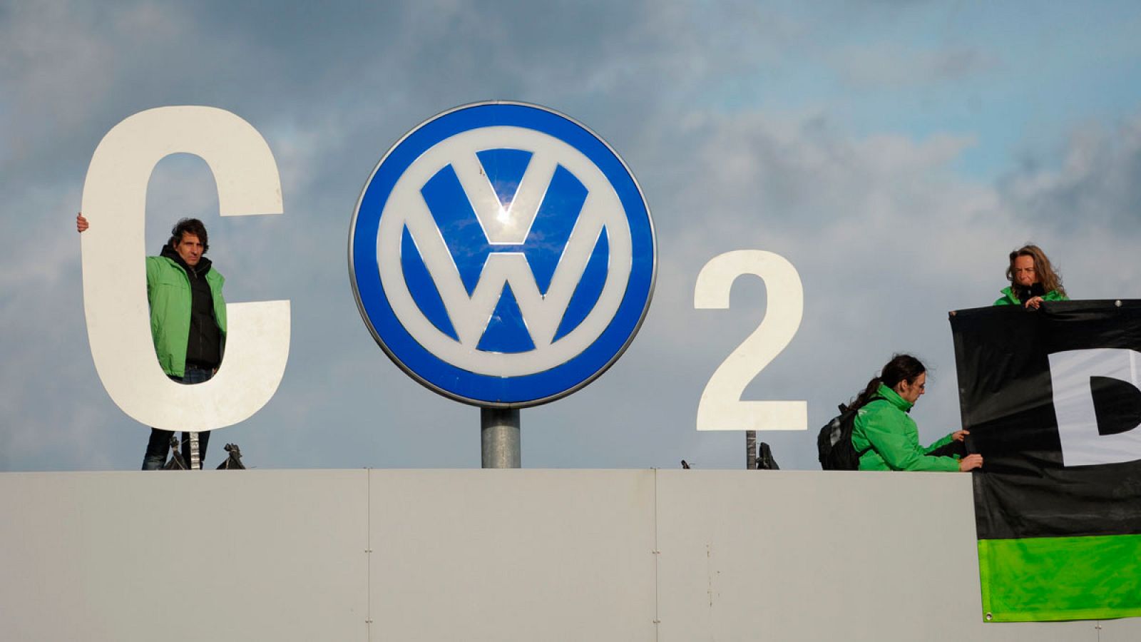 Activistas de Greenpeace protestan en la entrada de la sede de Volkswagen en Wolfsburgo.