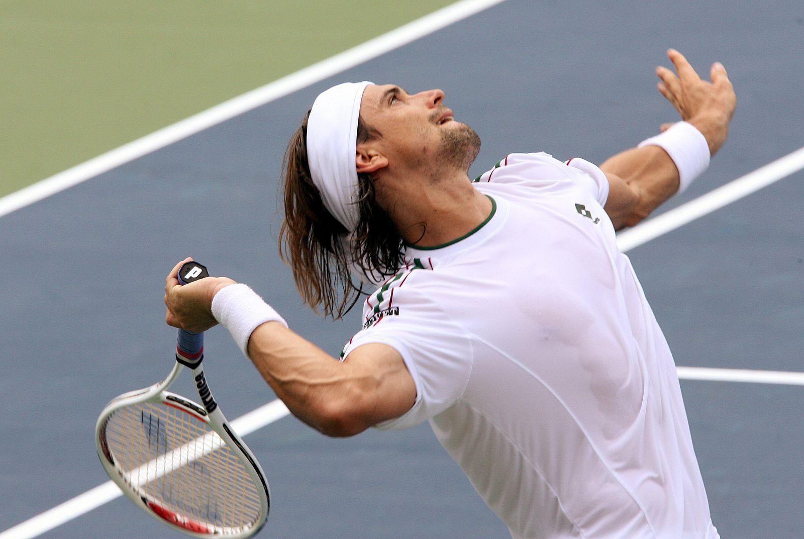 El jugador español David Ferrer devuelve una bola al ecuatoriano Nicolas Lapentti durante su encuentro en el Masters Series de Cincinnati.