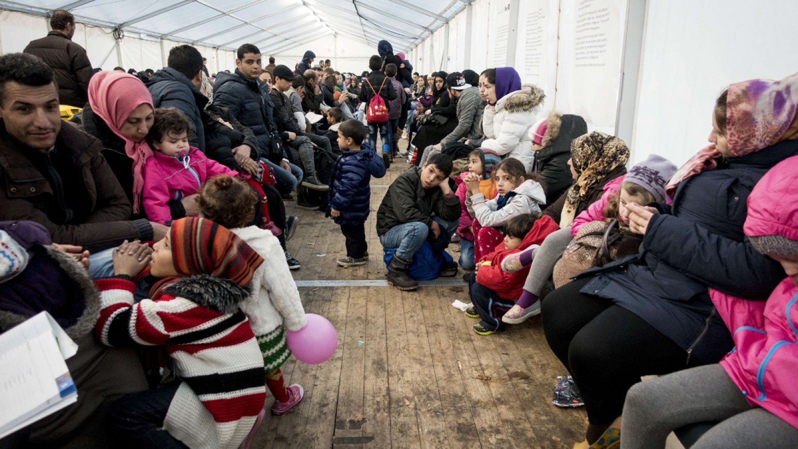 Un grupo de refugiados espera en Berlín a registrarse en la Seguridad Social