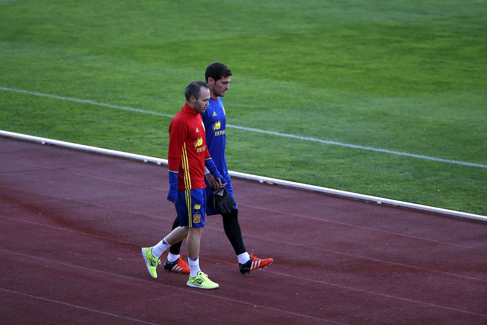 Inesta y Casillas camino del entrenamiento de la selección en Las Rozas.