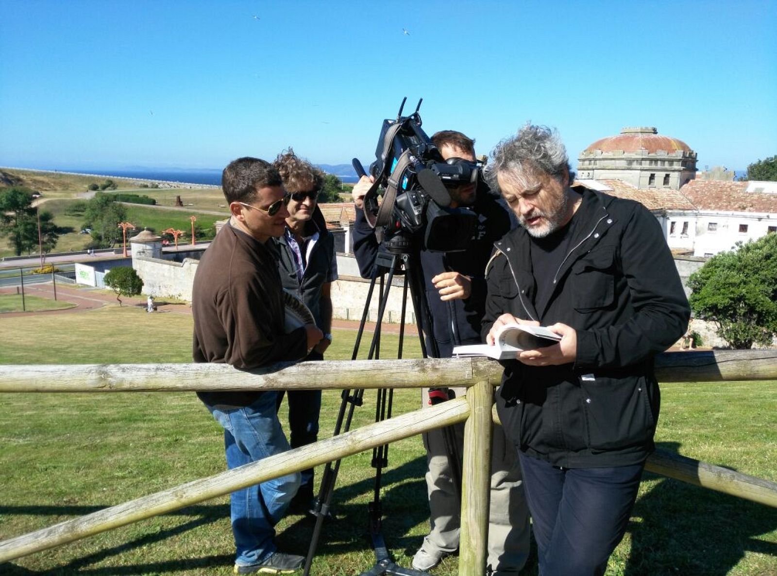 Equipo de 'La mitad invisible' grbando en la Torre de Hércules