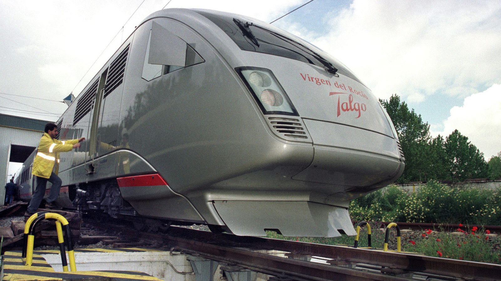 Un trabajador entra en la cabina del Talgo XXI