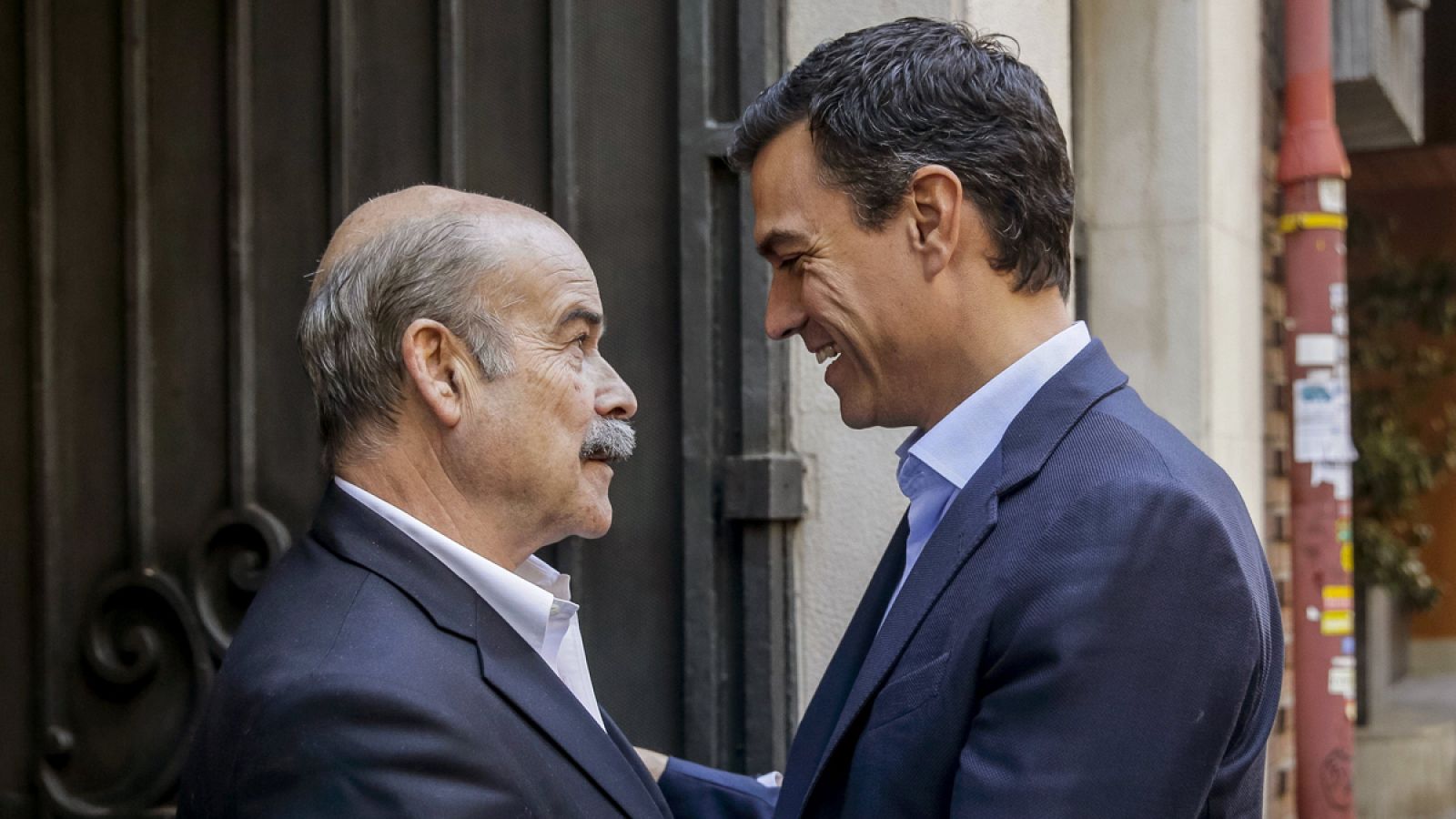 El secretario general del PSOE, Pedro Sánchez, saluda al presidente de la Academia del Cine, Antonio Resines.