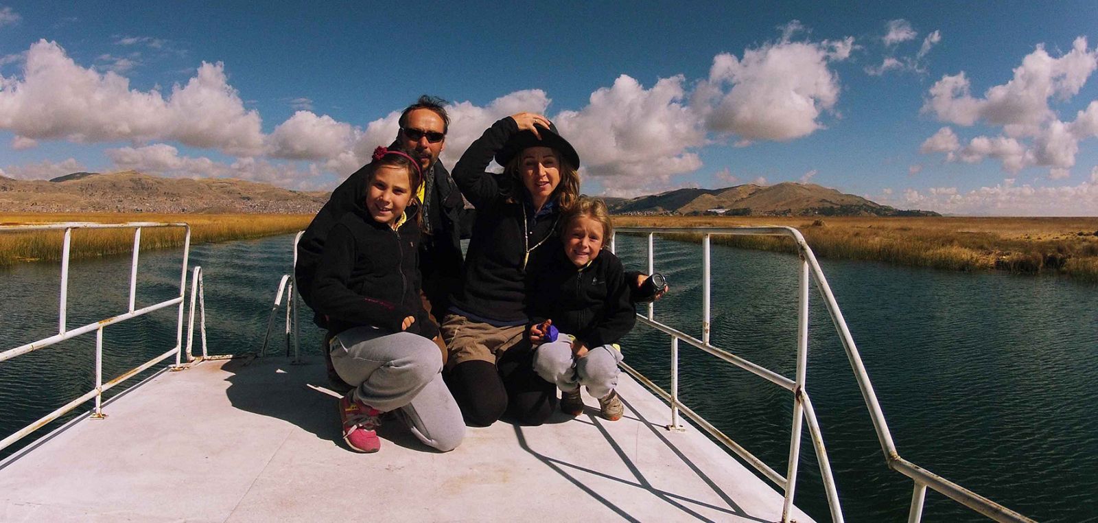 La familia en el Lago Titicaca