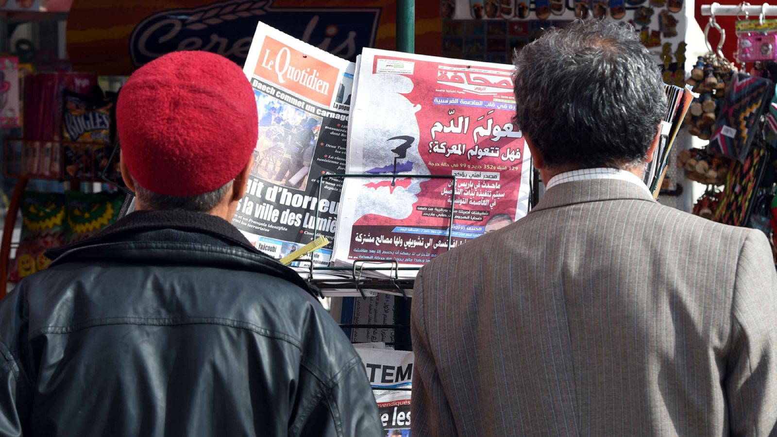 Dos tunecinos leen los titulares de la prensa sobre los atentados de París