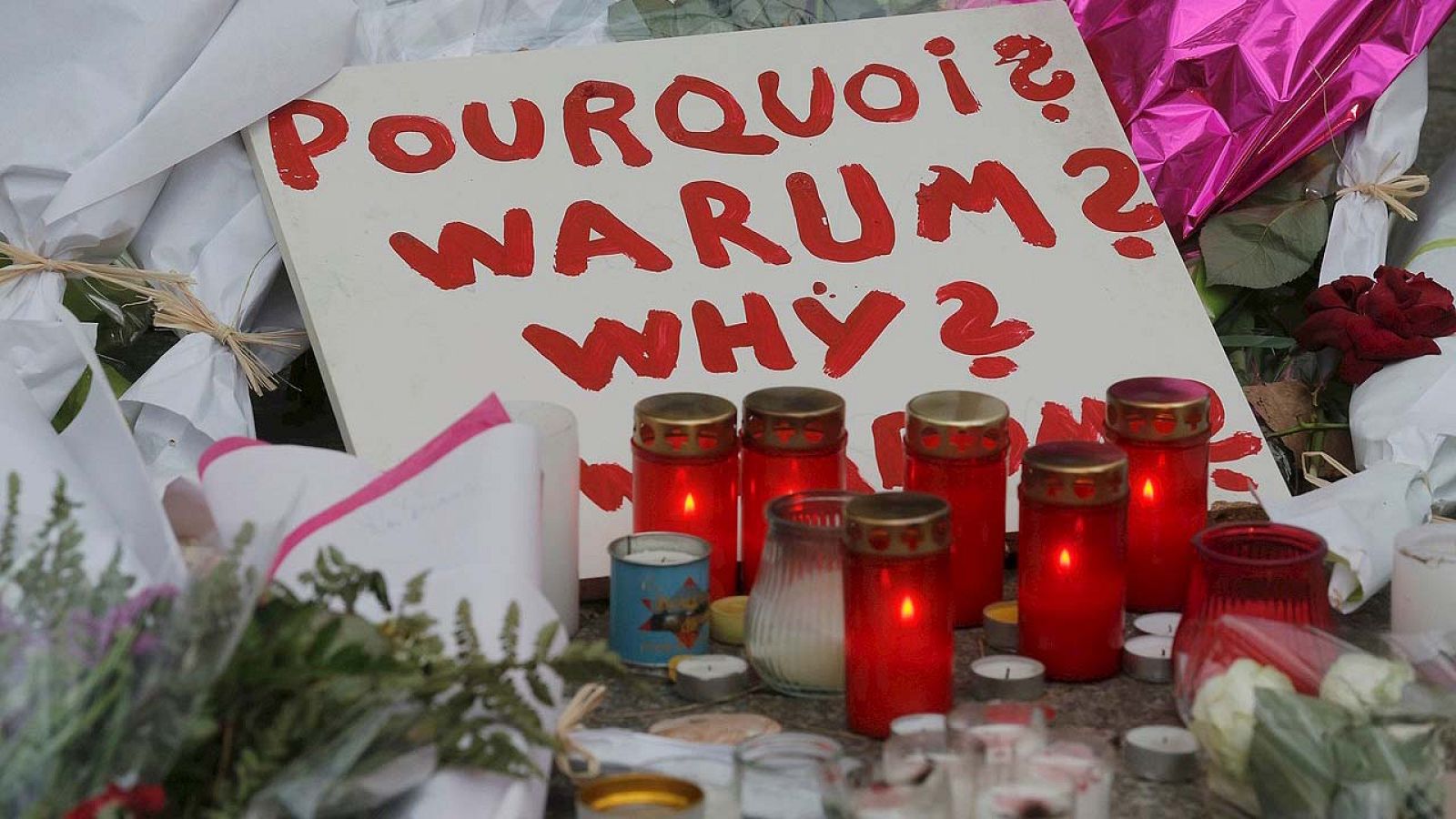 Una nota pregunta "¿por qué?" en un memorial frente a la sala Bataclan, escenario de los atentados de París
