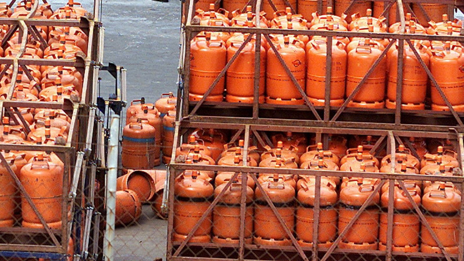 Bombonas de butano en dos camiones