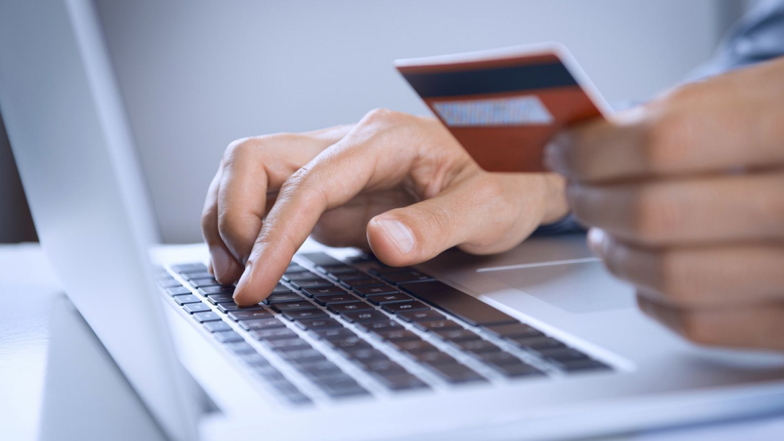 Un empresario realiza un pago electrónico por internet