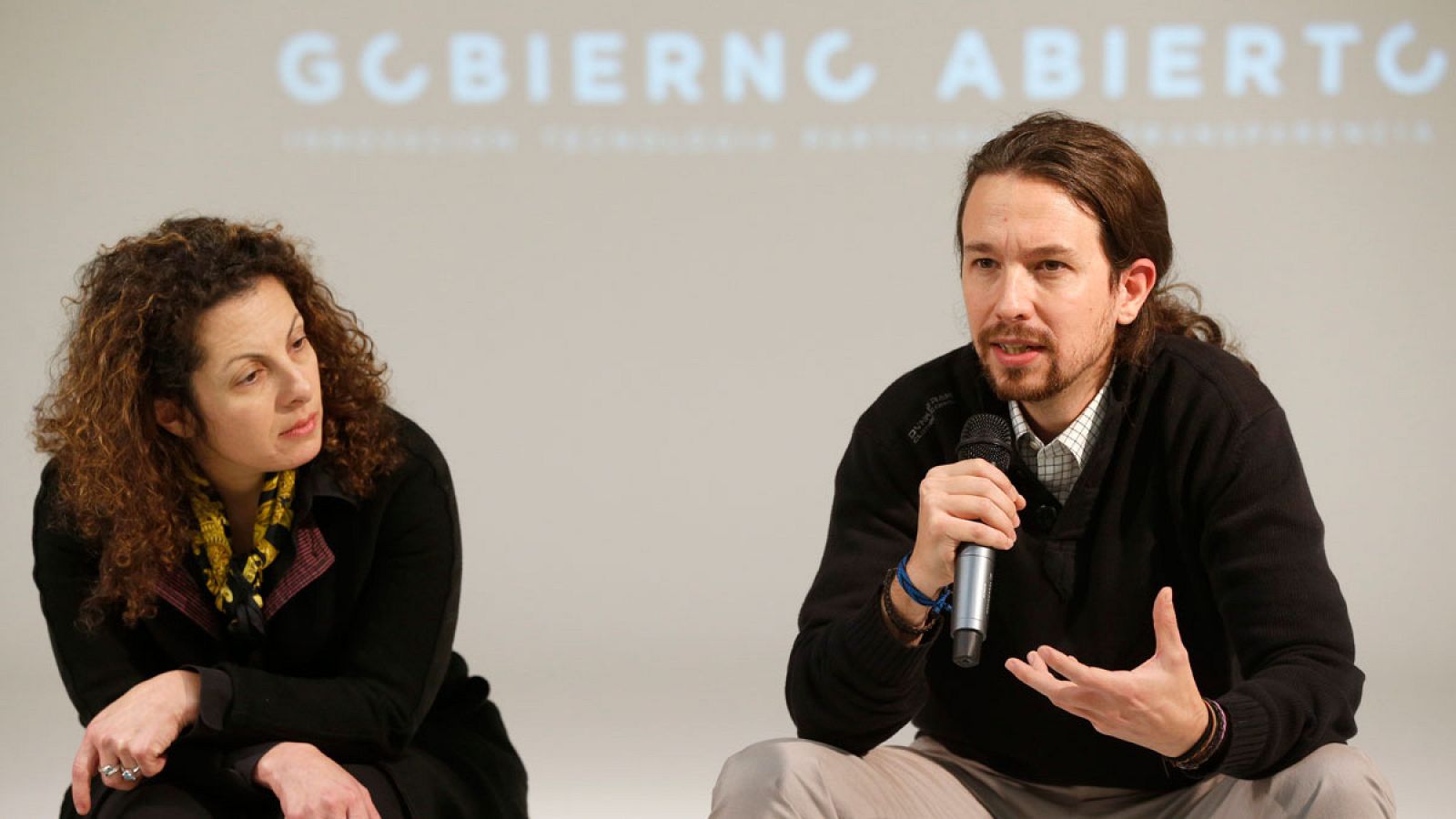 El líder de Podemos, Pablo Iglesias, junto a Beth Noveck (i), asesora del presidente de EE.UU.