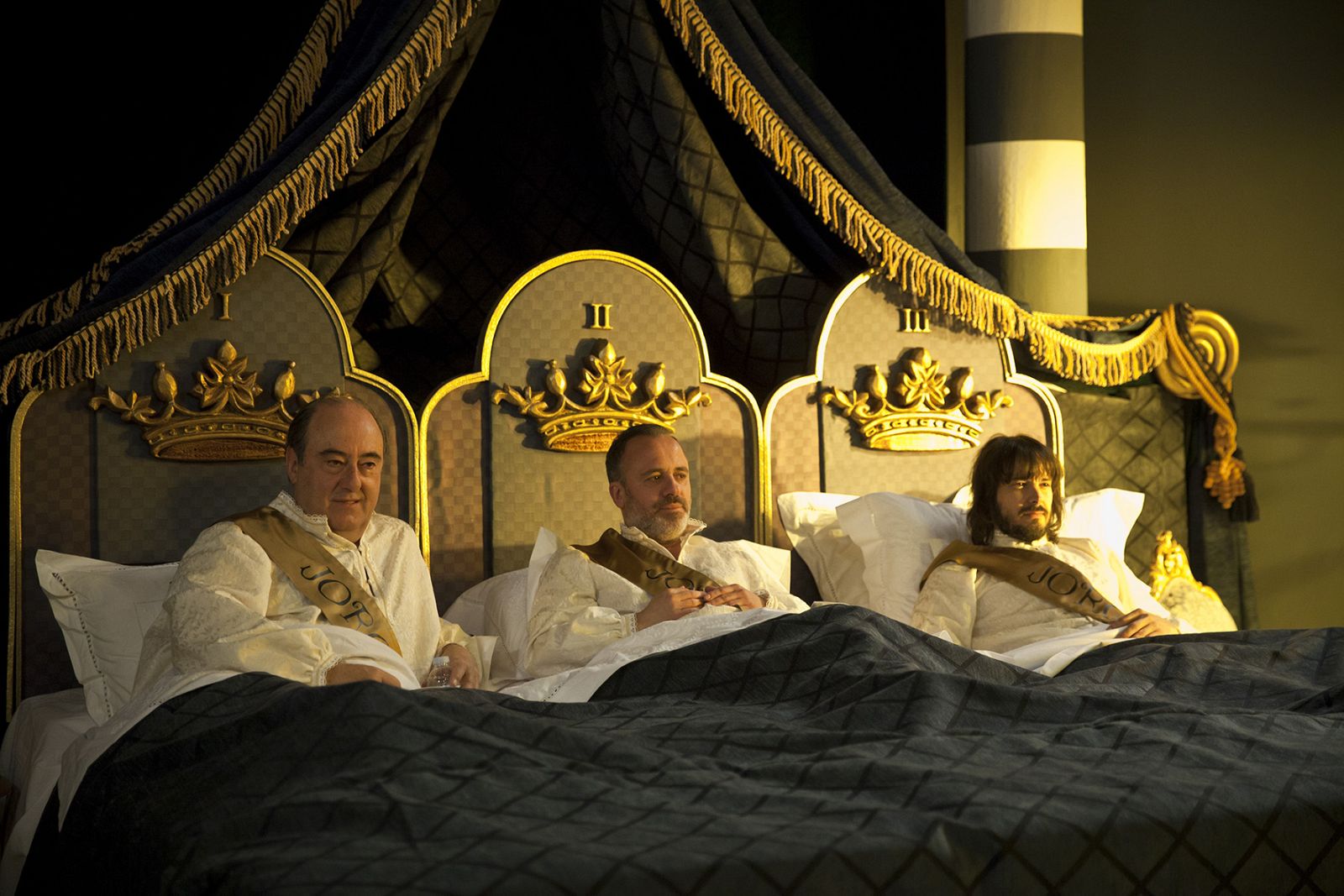 La trama principal gira en torno a Jorge I, Jorge II y Jorge III, tres hermanos interpretados por José Ángel Egido (Cardenal Mendoza), Javier Gutiérrez (Sátur) y David Janer (Gonzalo)