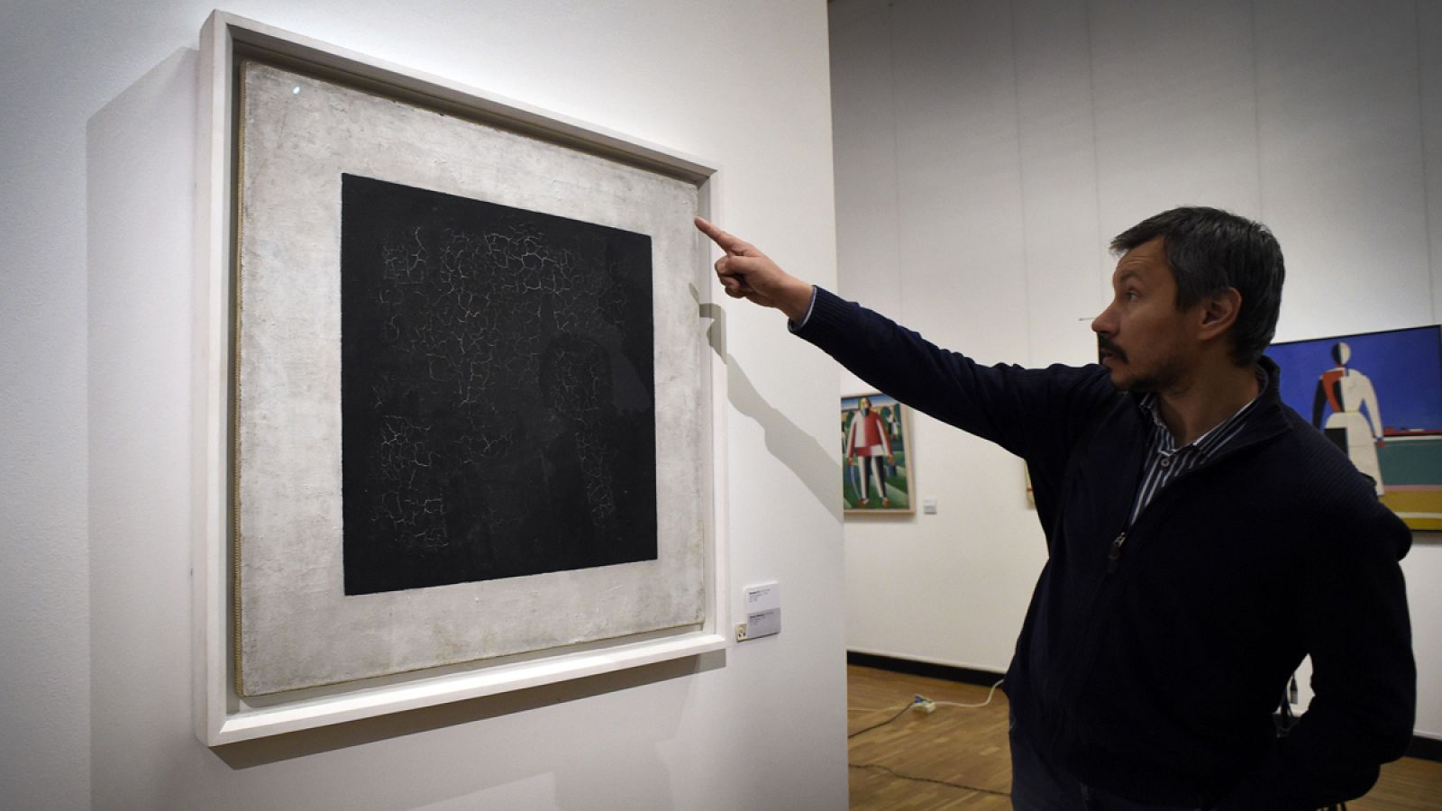 Un periodista frente a 'El cuadrado negro' deMalévich en la Galería Tretyakov de Moscú.