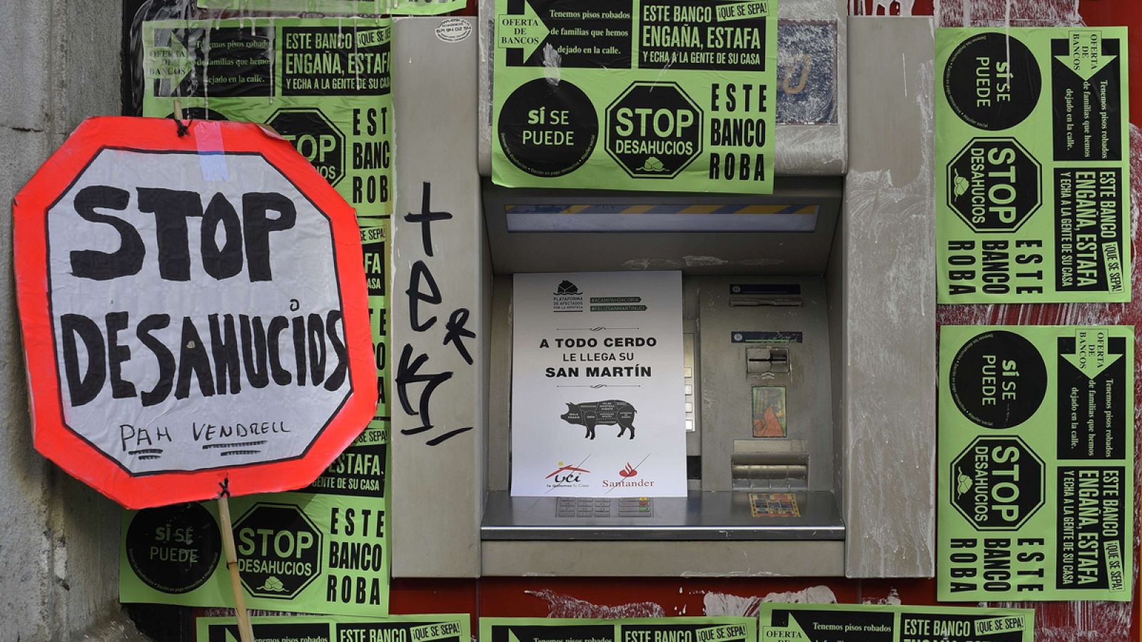 Un cajero automático empapelado con pasquines antidesahucios