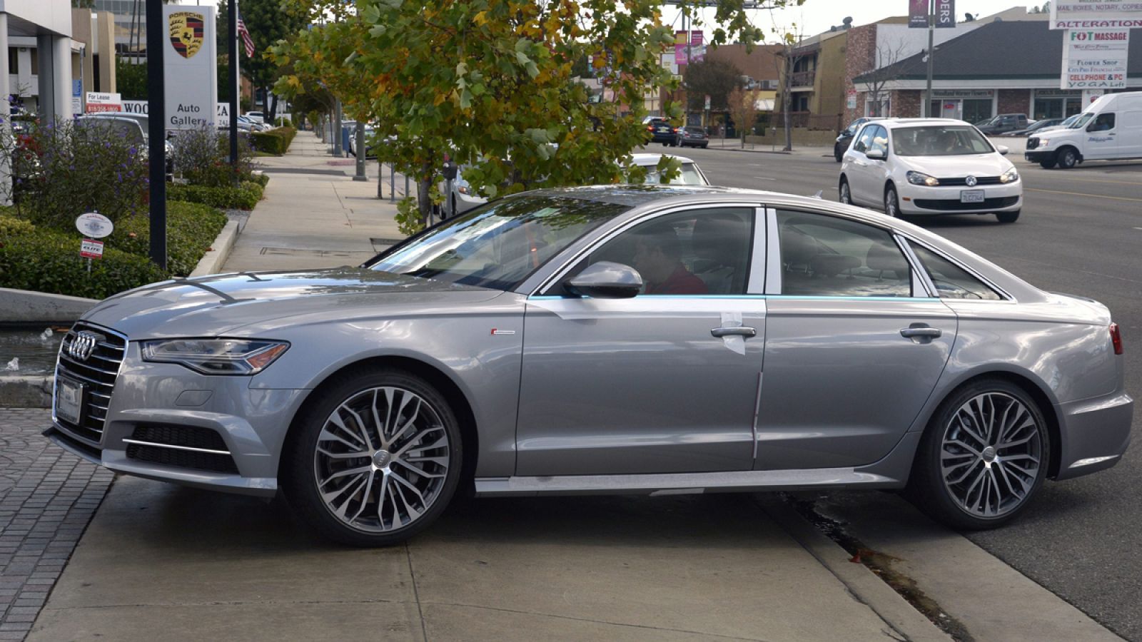 Un Audi A6 es conducido a un concesionario en California
