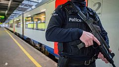 Bruselas sigue blindada y sospecha que el octavo terrorista de París se esconde con un cinturón de explosivos