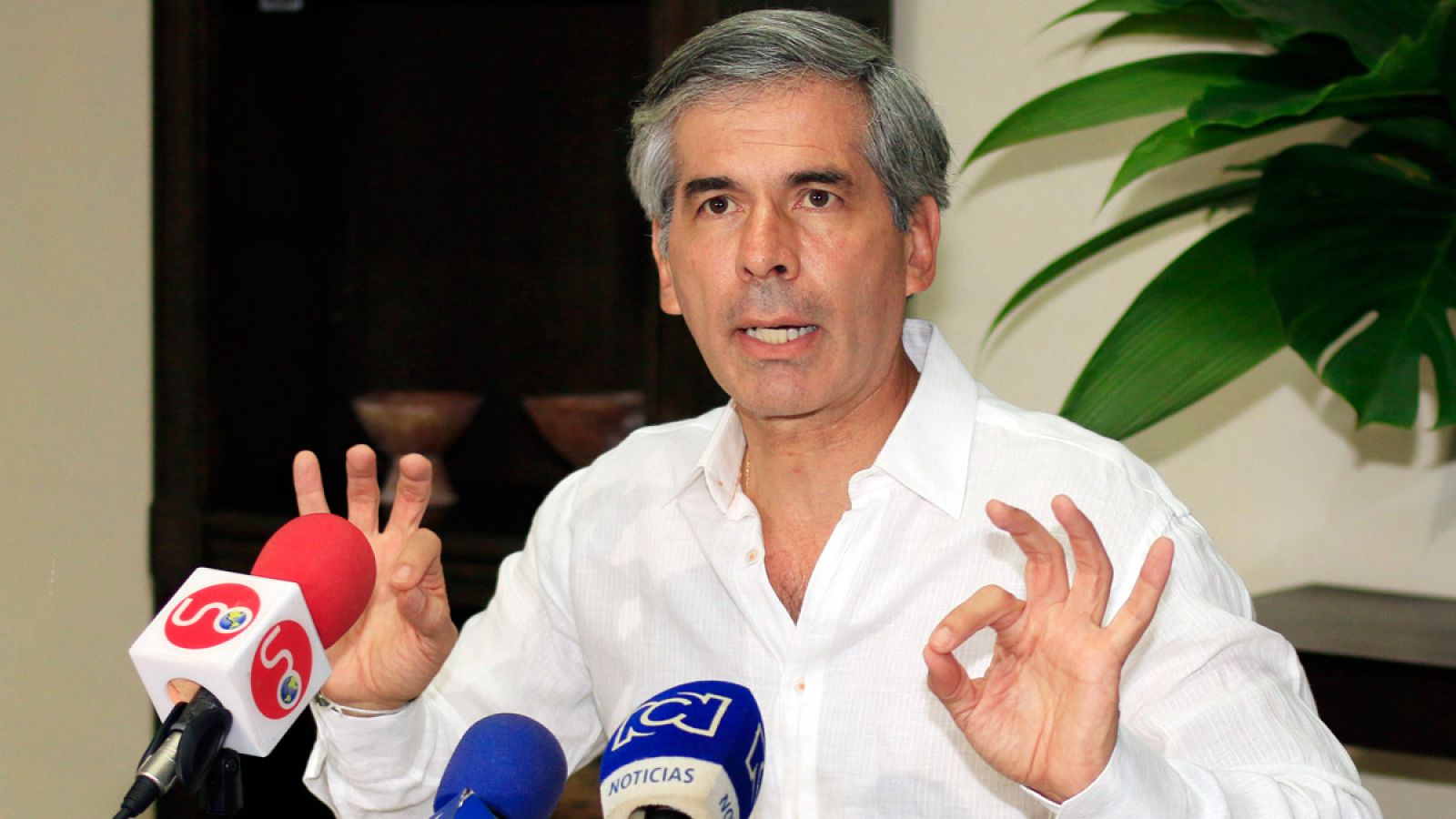 El ministro de justicia de Colombia, Yesid Reyes habla, durante una rueda de prensa en Cartagena (Colombia) sobre el proceso de indulto a 30 guerrilleros de las FARC.