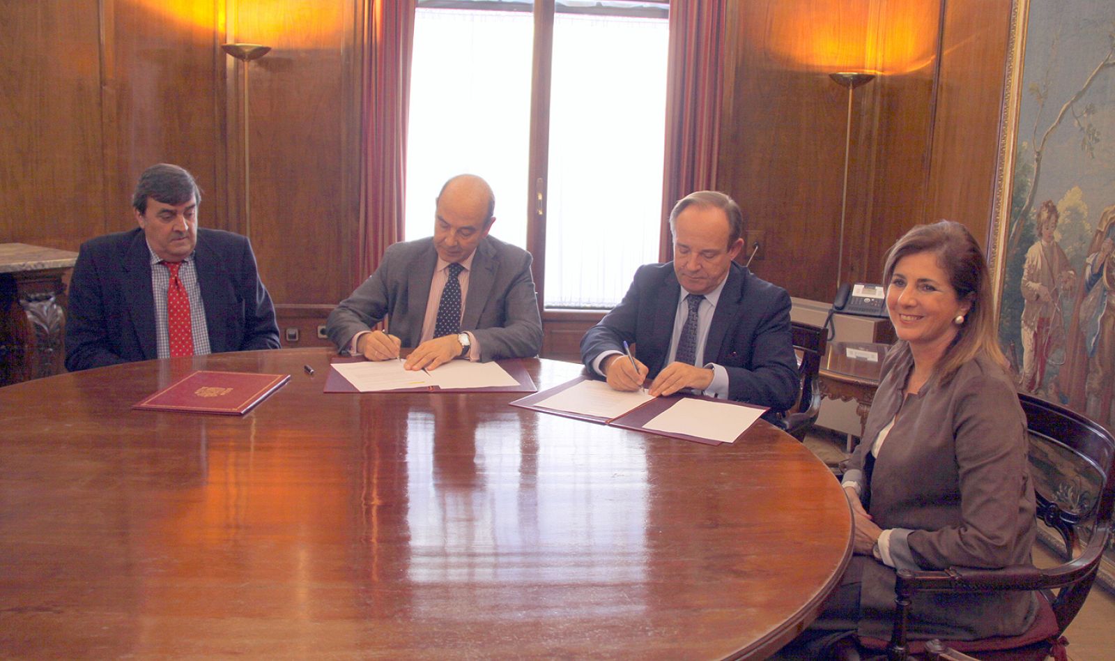 El director de RNE, Alfonso Nasarre, y el secretario general de Sanidad y Consumo del Ministerio de Sanidad, Servicios Sociales e Igualdad, José Javier Castrodeza Sanz, en la firma del convenio