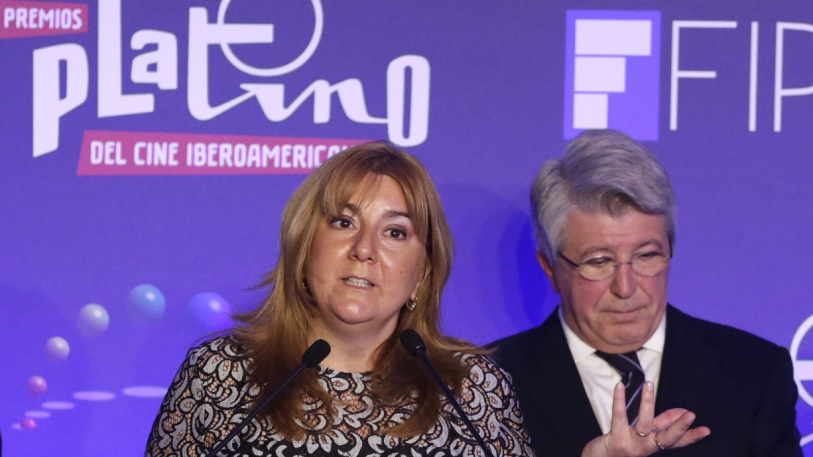 La alcaldesa de Maldonado (Uruguay), Dina Fernández Chaves, durante la presentación de la 3º edición de los premios platino del Cine Iberoamericano junto a Enrique Cerezo, presidente de EGEDA.