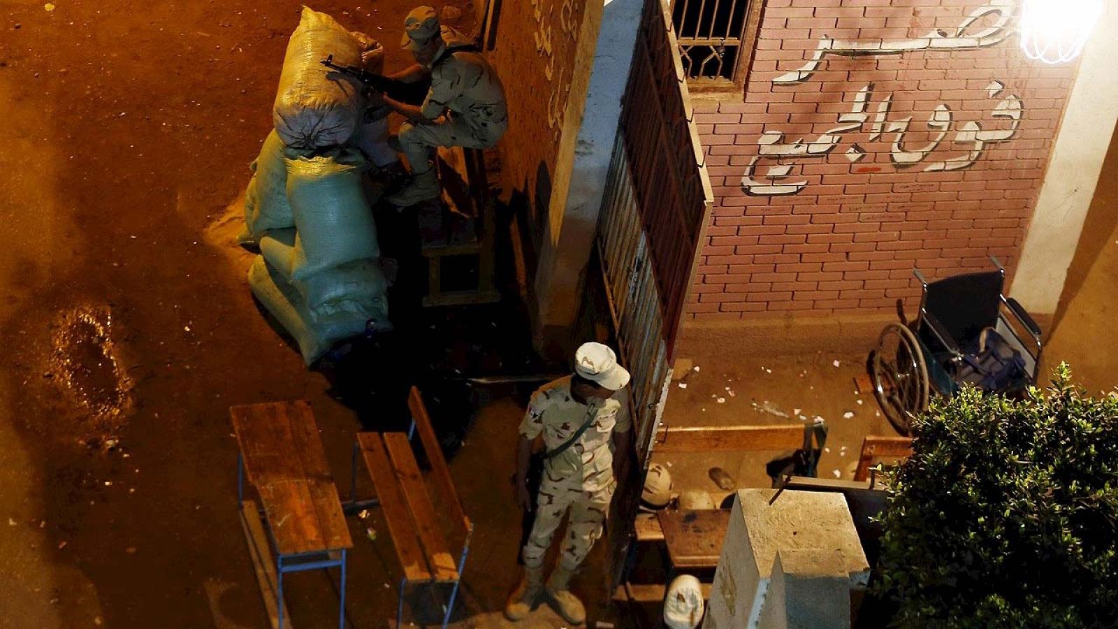 Soldados montan guardia en un colegio electoral en Touj, región del Al Kalubia, en Egipto