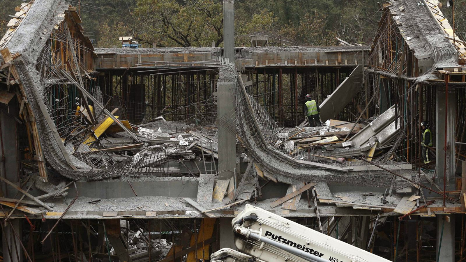Varios operarios en el lugar donde se ha derrumbado un edificio en construcción en Urdax, Navarra.