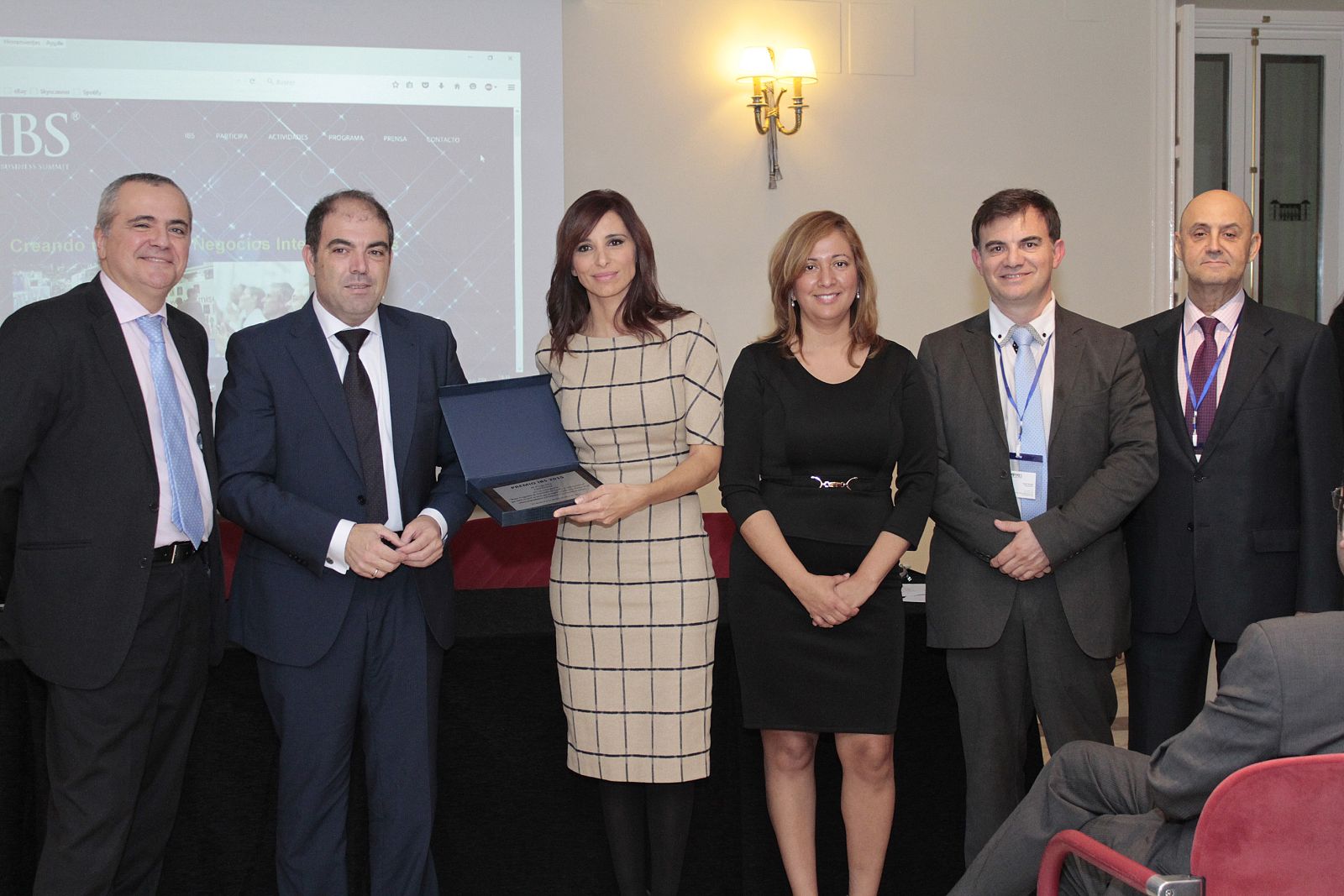 El equipo de 'Emprende' y el Canal 24 Horas recoge el Premio AEMPYMES