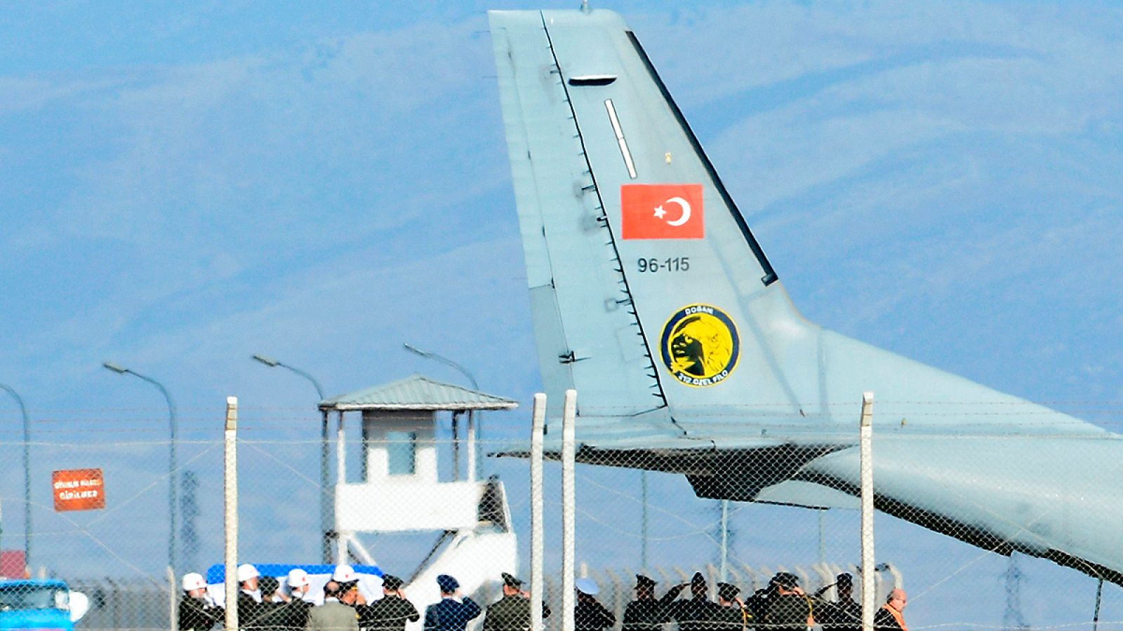 Suben a un avión un atáud con los restos del piloto ruso abatido en Turquía