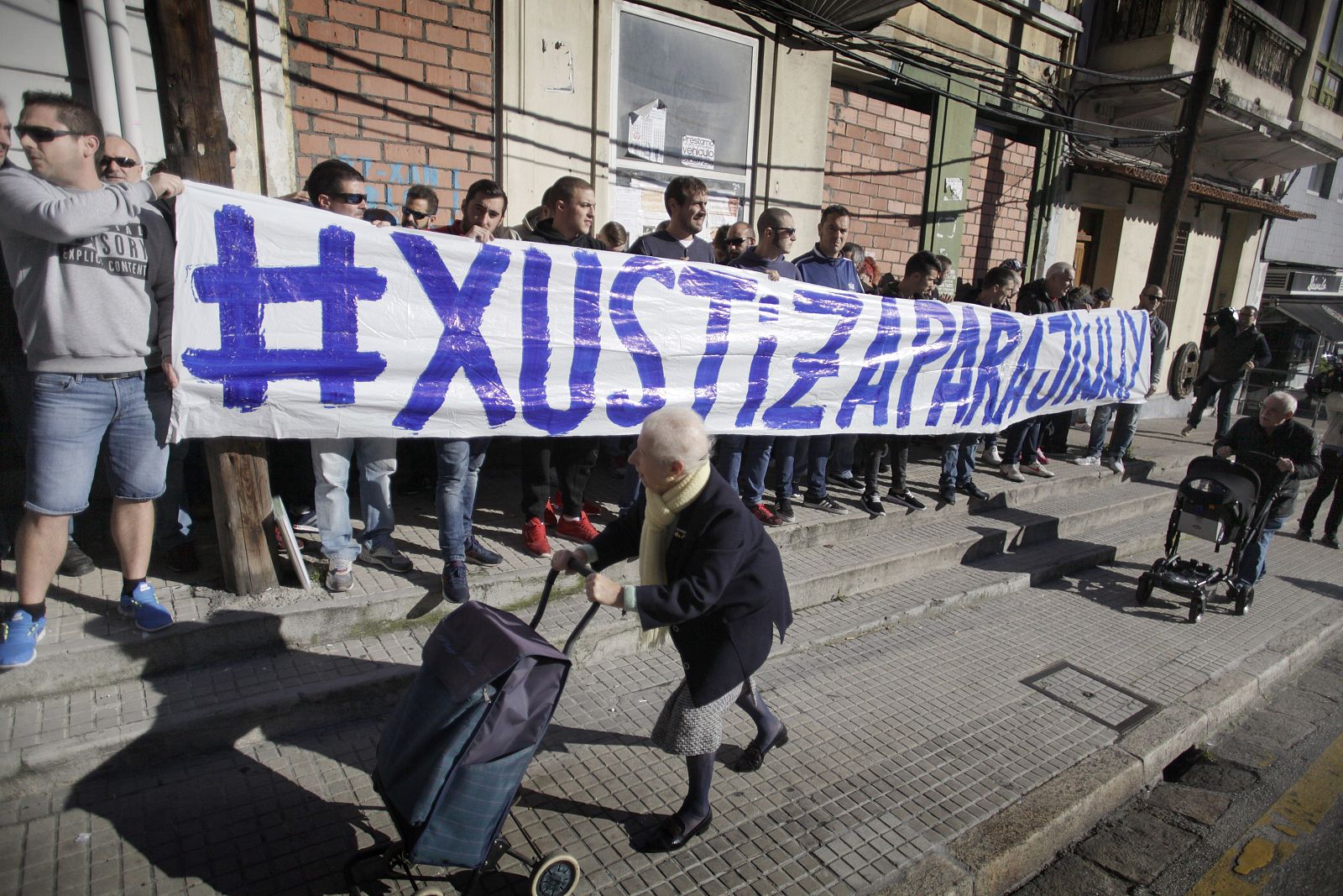 Un grupo de aficionados del Deportivo se concentró a las puertas de los juzgados de A Coruña.