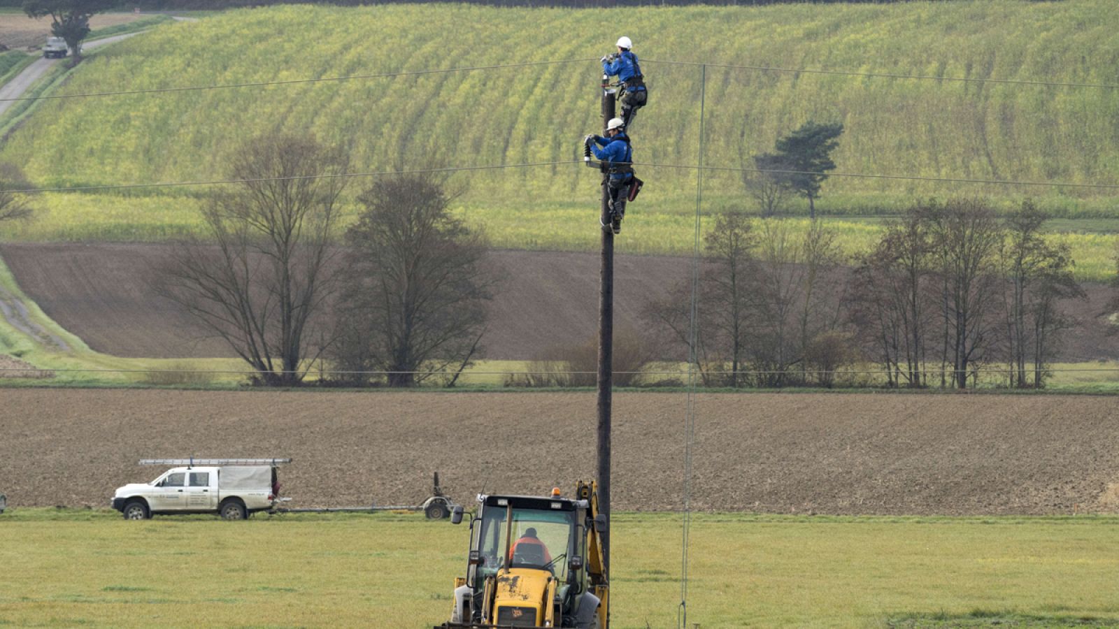 Unos operarios reparan un tendido eléctrico cerca de la localidad austríaca de Guessing