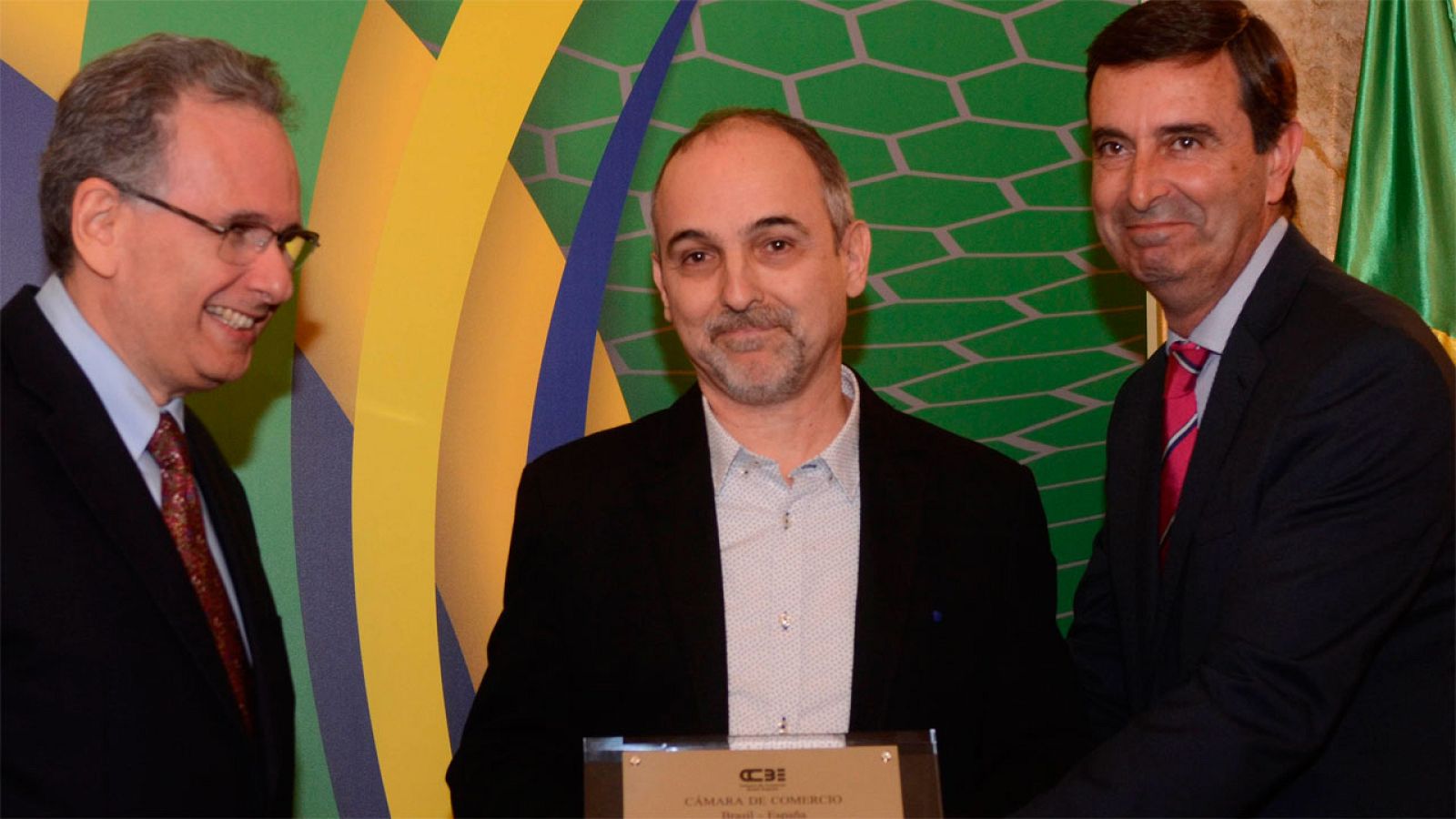 Carlos Galilea recogiendo el Premio Brasil 2015