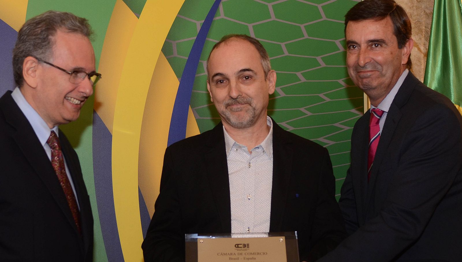 Carlos Galilea, director y presentador de 'Cuando los elefantes sueñan con la música' recibe el Premio Brasil 2015