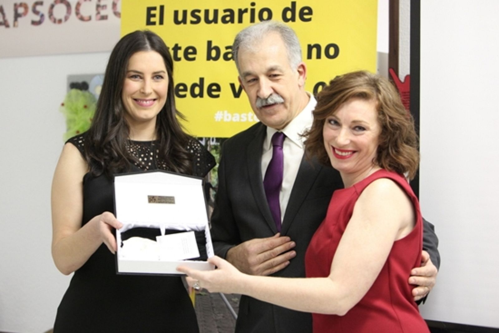 Lola Hernández y Paloma Soroa recogiendo el premio para su programa