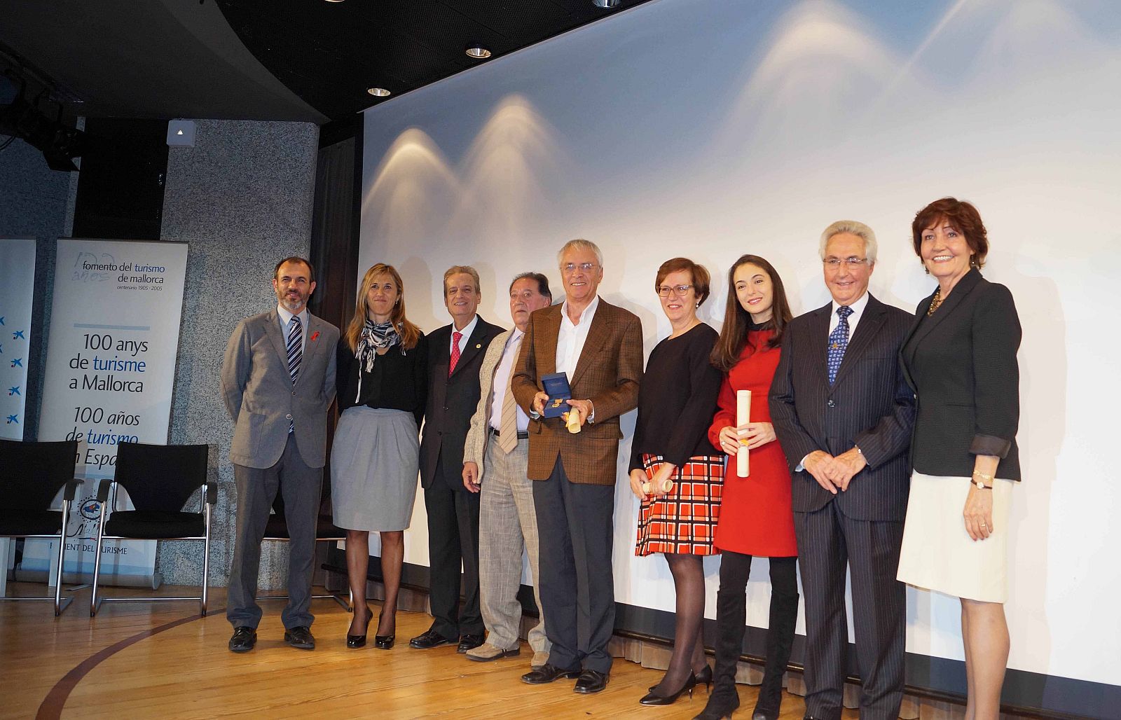 La directora generente de la Orquesta y Coro RTVE, la tercera por la derecha