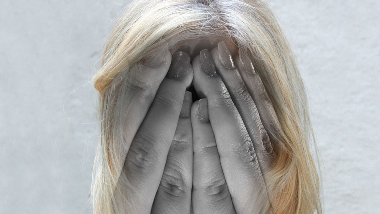 Las personas que experimentan psicosis pueden presentar alucinaciones o delirios.