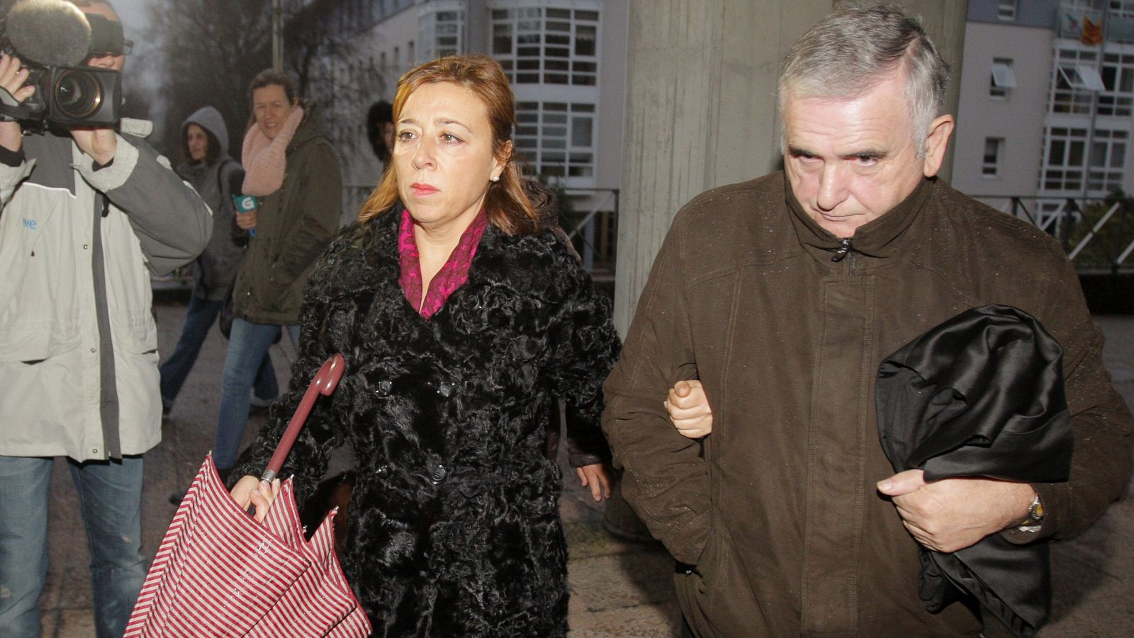 Manuel Fernández Castiñeiras, junto a su abogada, Carmen Ventoso, a su llegada a los juzgados compostelanos al juicio por el robo del Códice Calixtino y del dinero sustraído de la catedral Compostelana