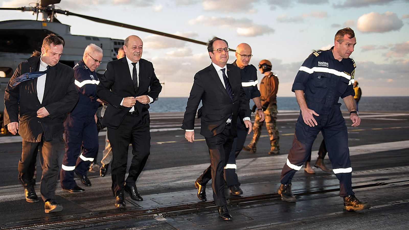 Françoise Hollande visita el portaaviones Charles de Gaulle, situado frente a Siria.