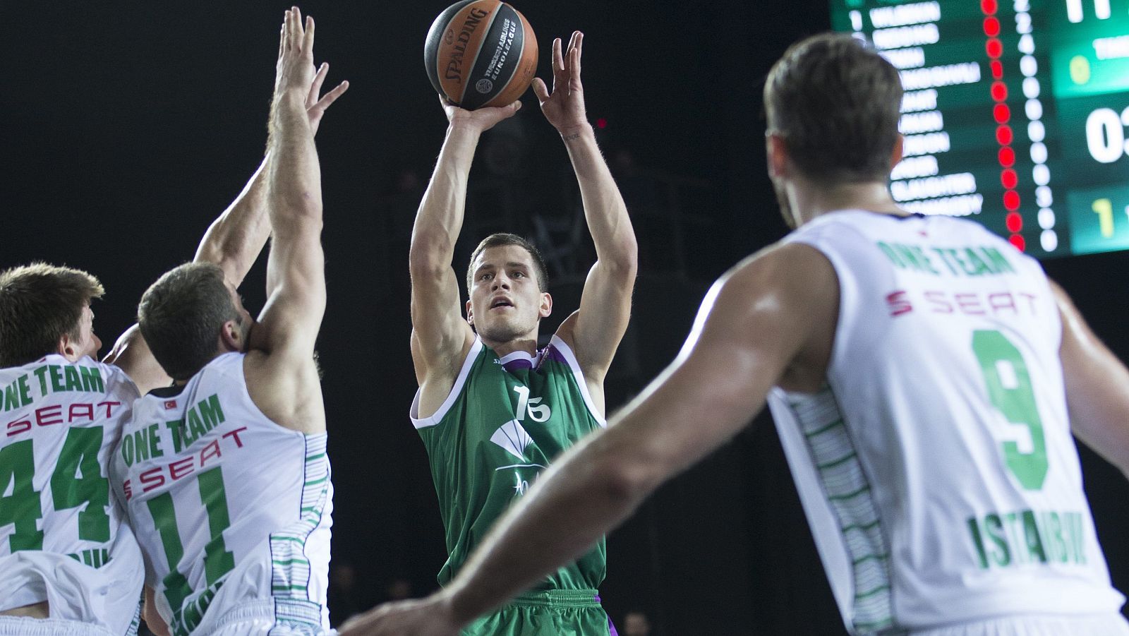 El escolta serbio del Unicaja, Nemanja Nedovic (2d) trata de encestar ante el Darussafaka