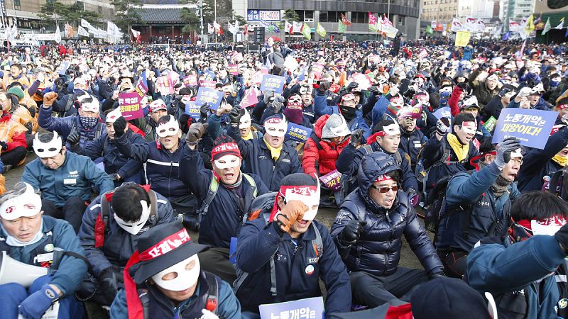 Seúl sale en masa a la calle contra las reformas y la represión del Gobierno