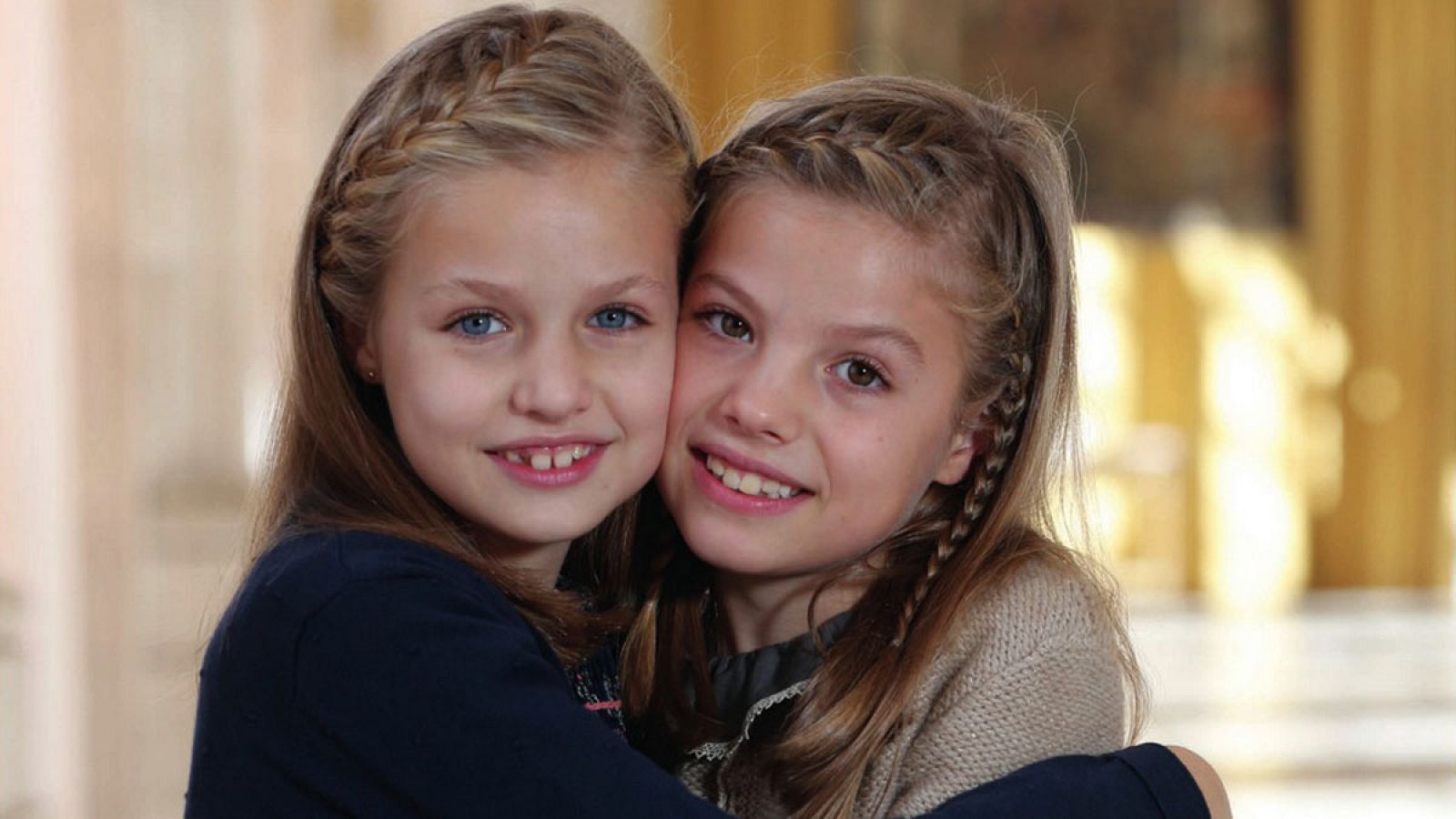 La Princesa de Asturias, Leonor, abrazada a su hermana, la infanta Sofía