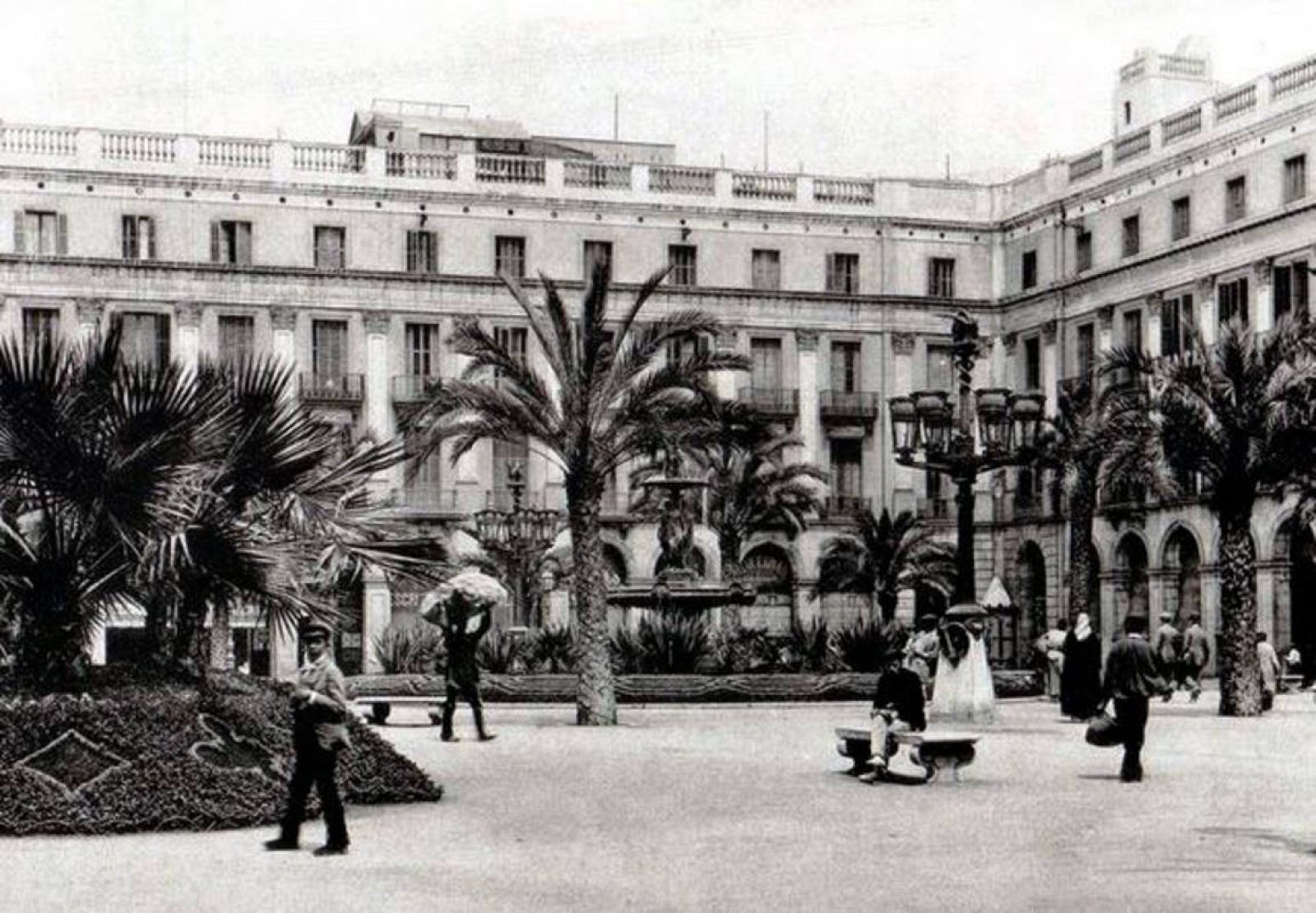 La plaça Reial de Barcelona en una imatge d'època