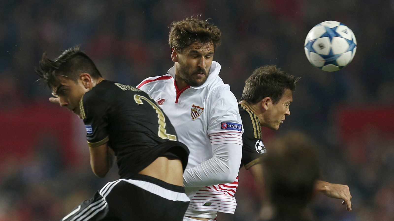 Llorente remata ante la Juve