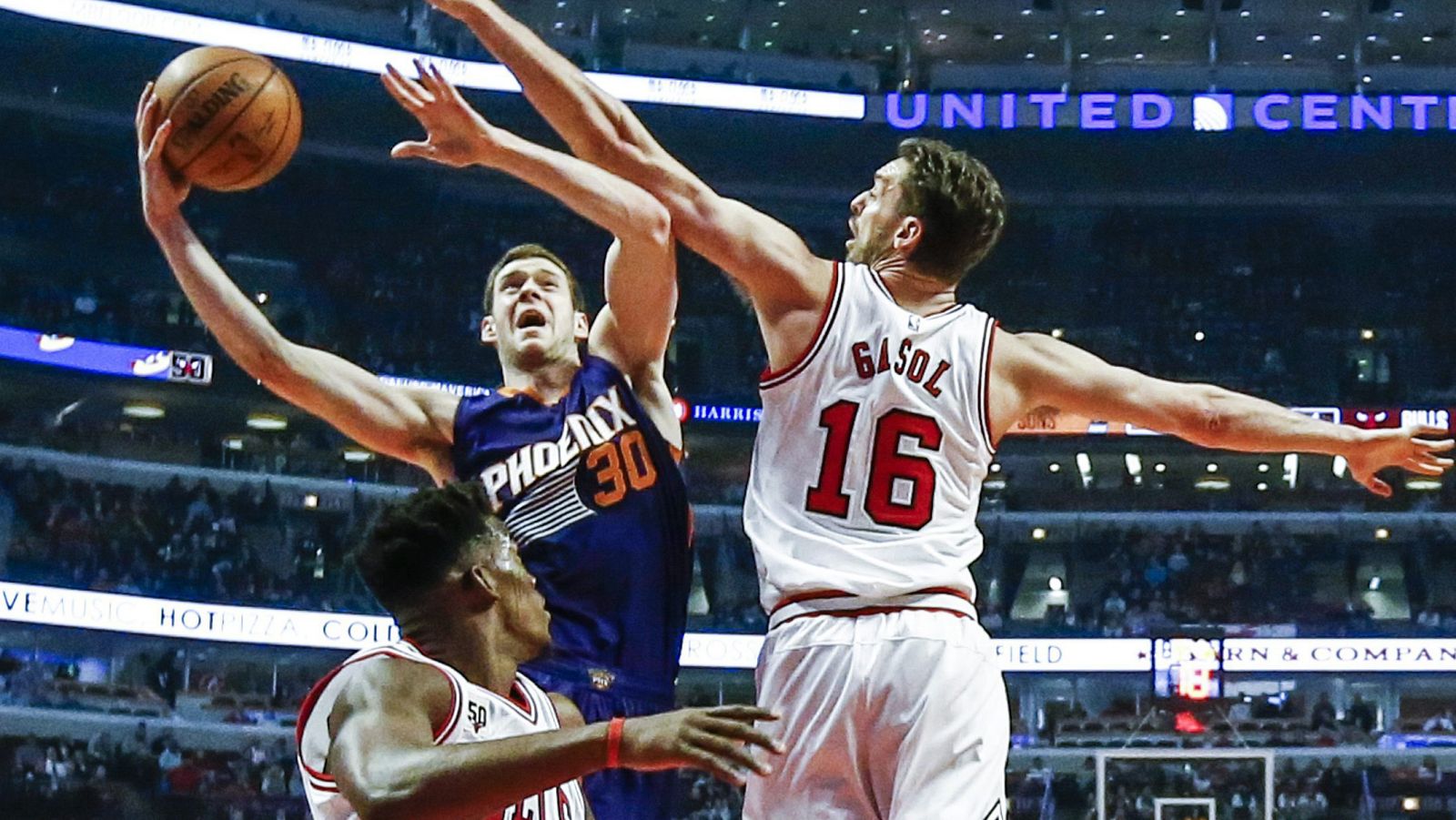 Jon Leuer (c) de los Suns intenta un lanzamiento ante Pau Gasol