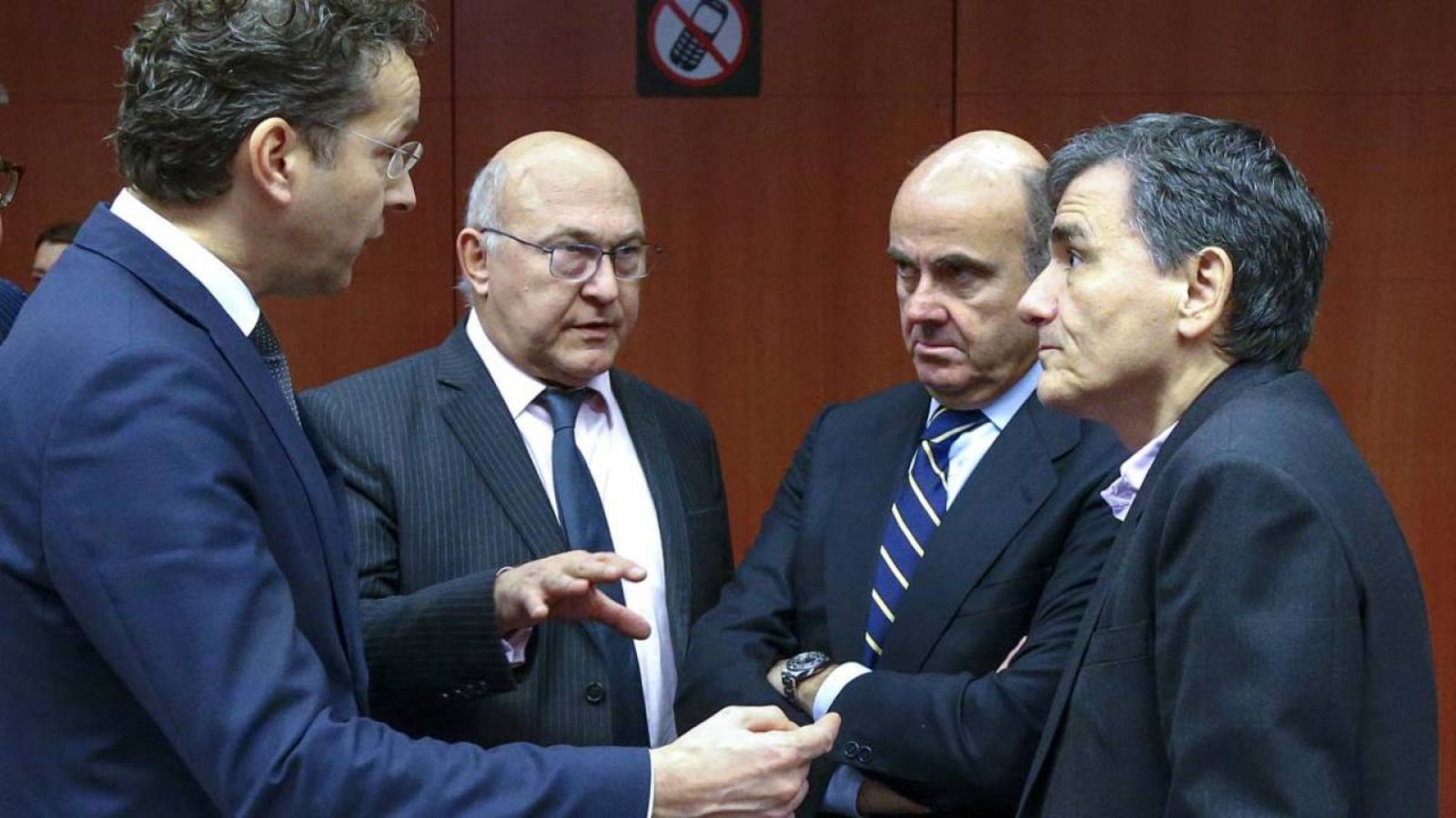 El presidente del Eurogrupo y ministro de Finanzas de Holanda, Jeroen Dijsselbloem, habla con sus homólogos de Francia -Michel Sapin-, España -Luis de Guindos- y Grecia, Euclides Tsakalotos