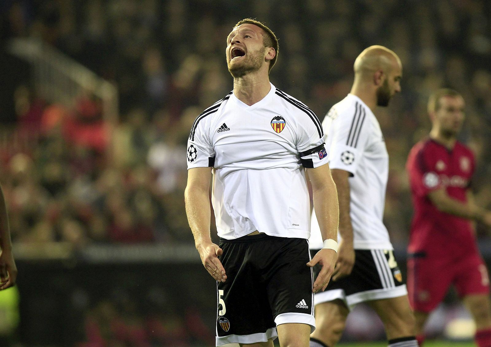 Mustafi lamenta una ocasión perdida durante el partido frente al Olympique de Lyon.