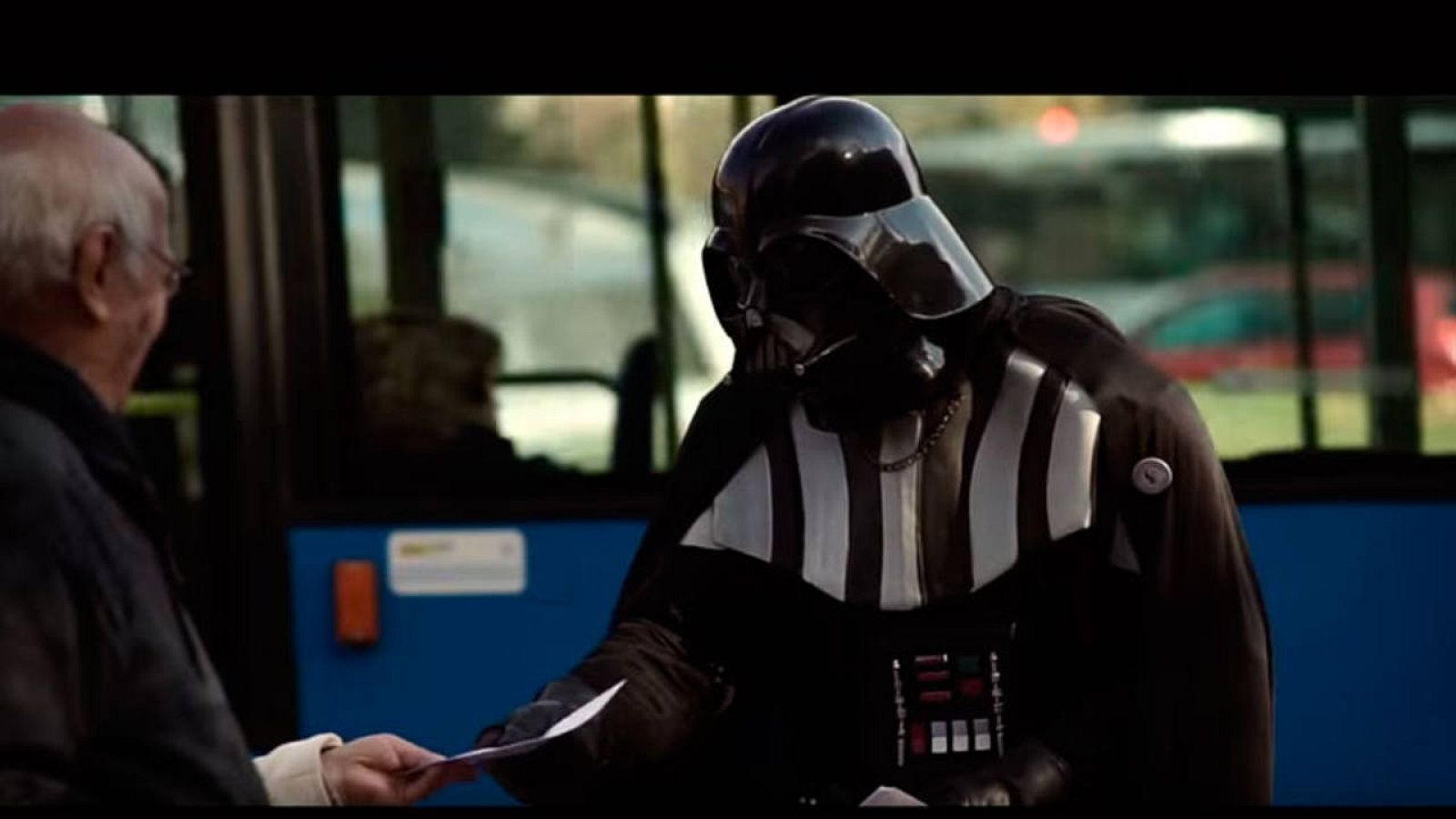 Imagen del vídeo electoral de Podemos en el que Darth Vader se convierte en "cartero del cambio"
