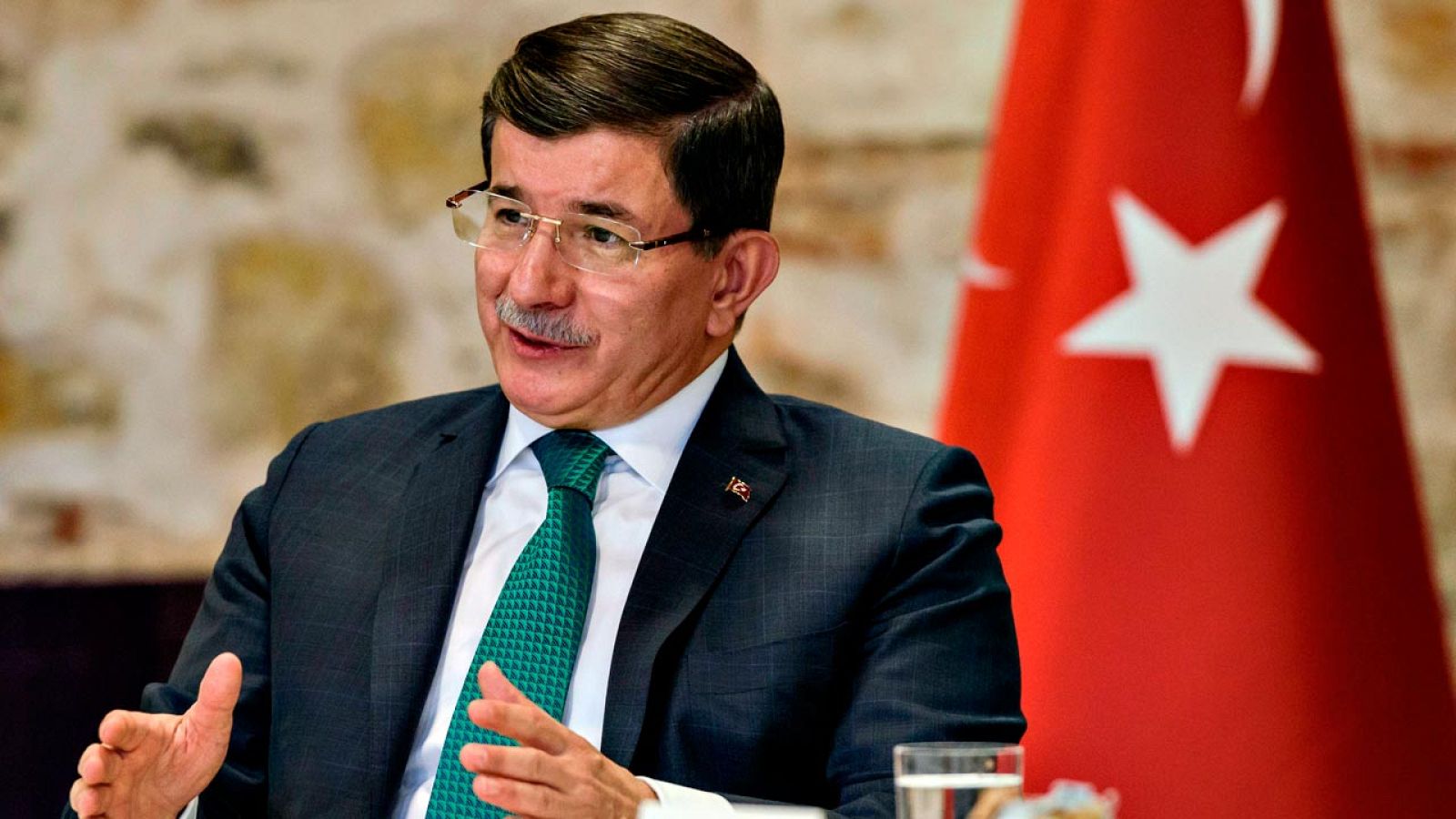 El primer ministro turco, Ahmet Davutoglu, en un desayuno informativo con medios extranjeros
