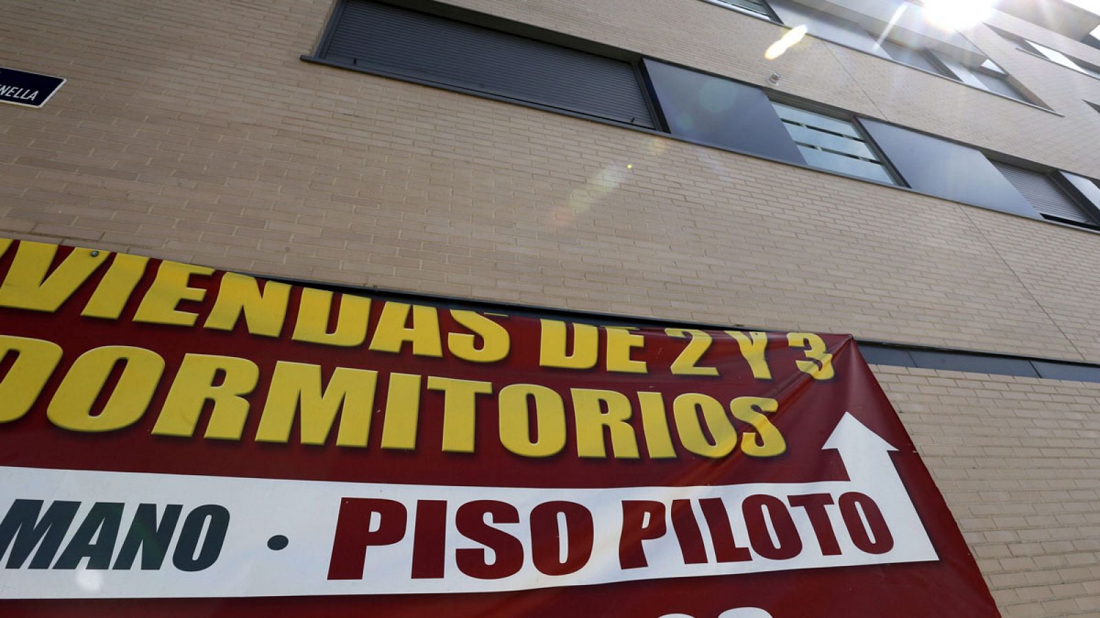 Anuncio de venta viviendas en un edificio de la zona madrileña de Valdebebas