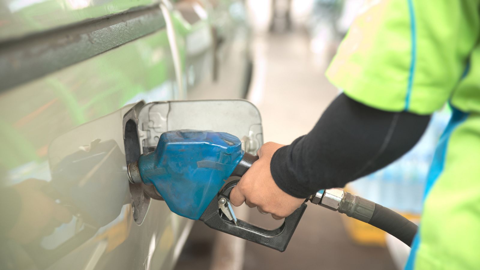 Un cliente llena el depósito de combustible
