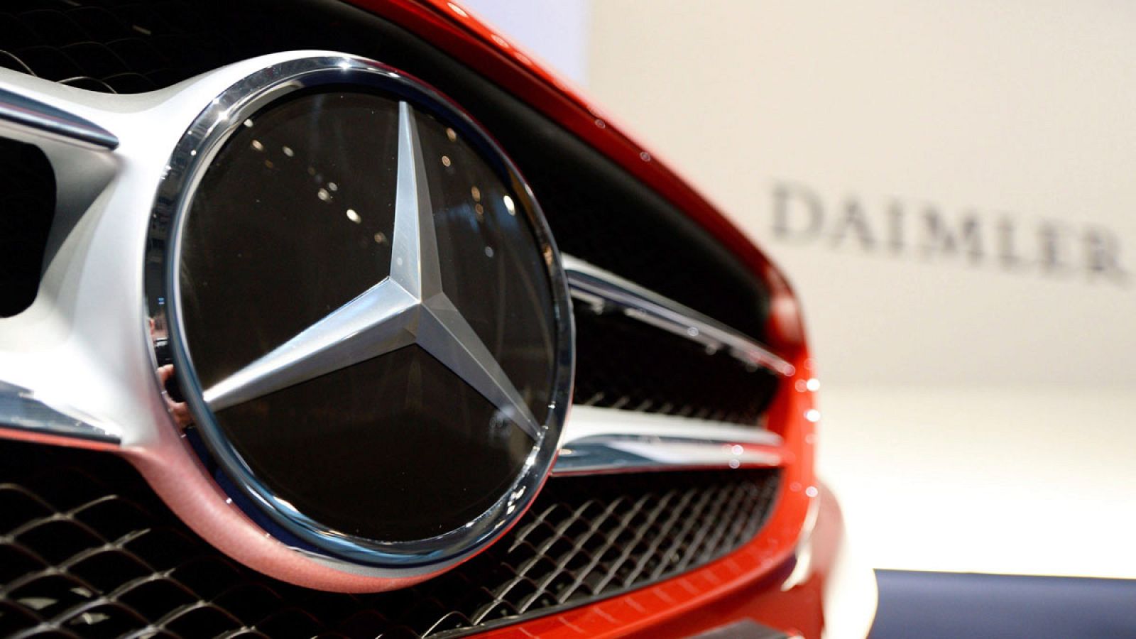 Detalle de un logotipo de Mercedes en la sede de Daimler en AG.