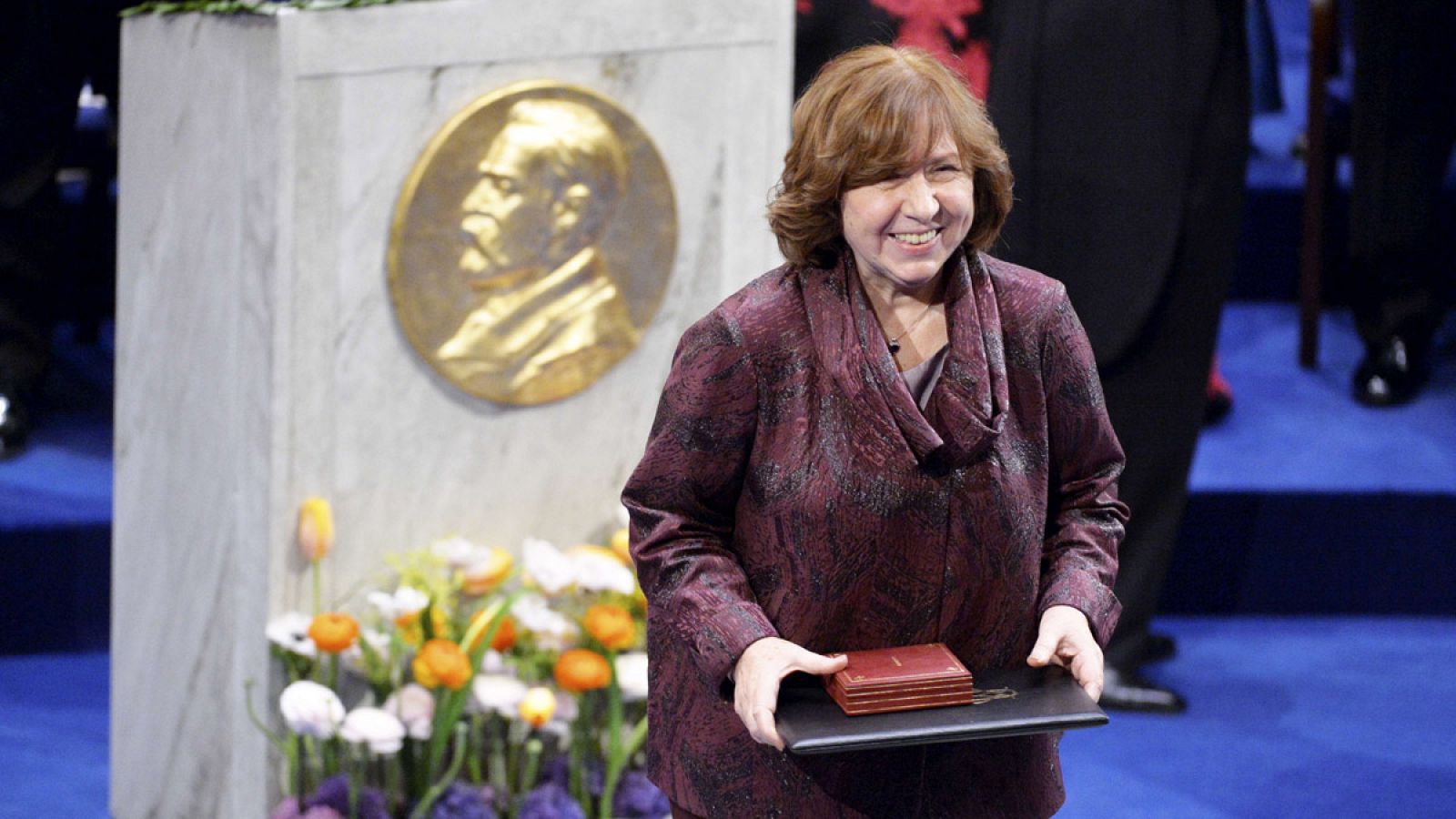 Svetlana Alexiévich recoge el Premio Nobel de Literatura en la ceremonia de entrega de los galardones en Estocolmo.