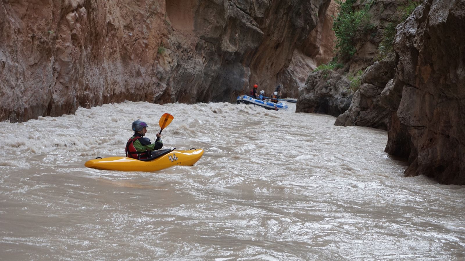 En esta entrega, 'Al filo de lo imposible' estará en Marruecos, donde practirá rafting descendiendo el río Ahanesal