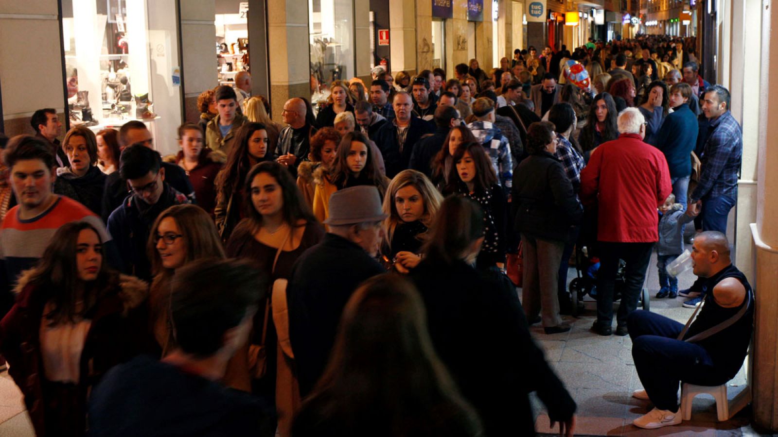 Gente paseando por una calle comercial de Ronda, Málaga.